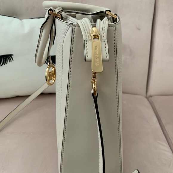 Michael Kors Jesse Tote - Picture 5 of 8